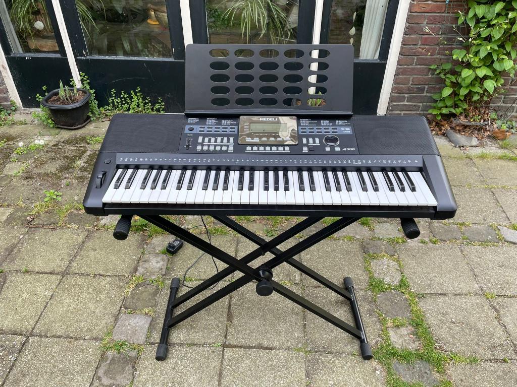 Keyboard Medeli A300 zgan, Ophalen, Zo goed als nieuw, 61 toetsen, Overige merken