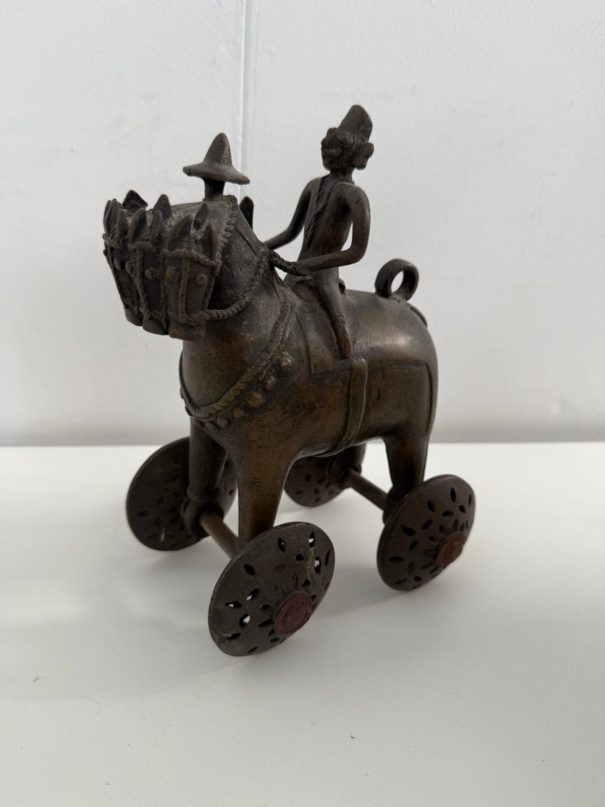Antiek bronzen beeld: Ruiter op paard met wielen, Ophalen, Minder dan 20 cm, Beeld, Bruin