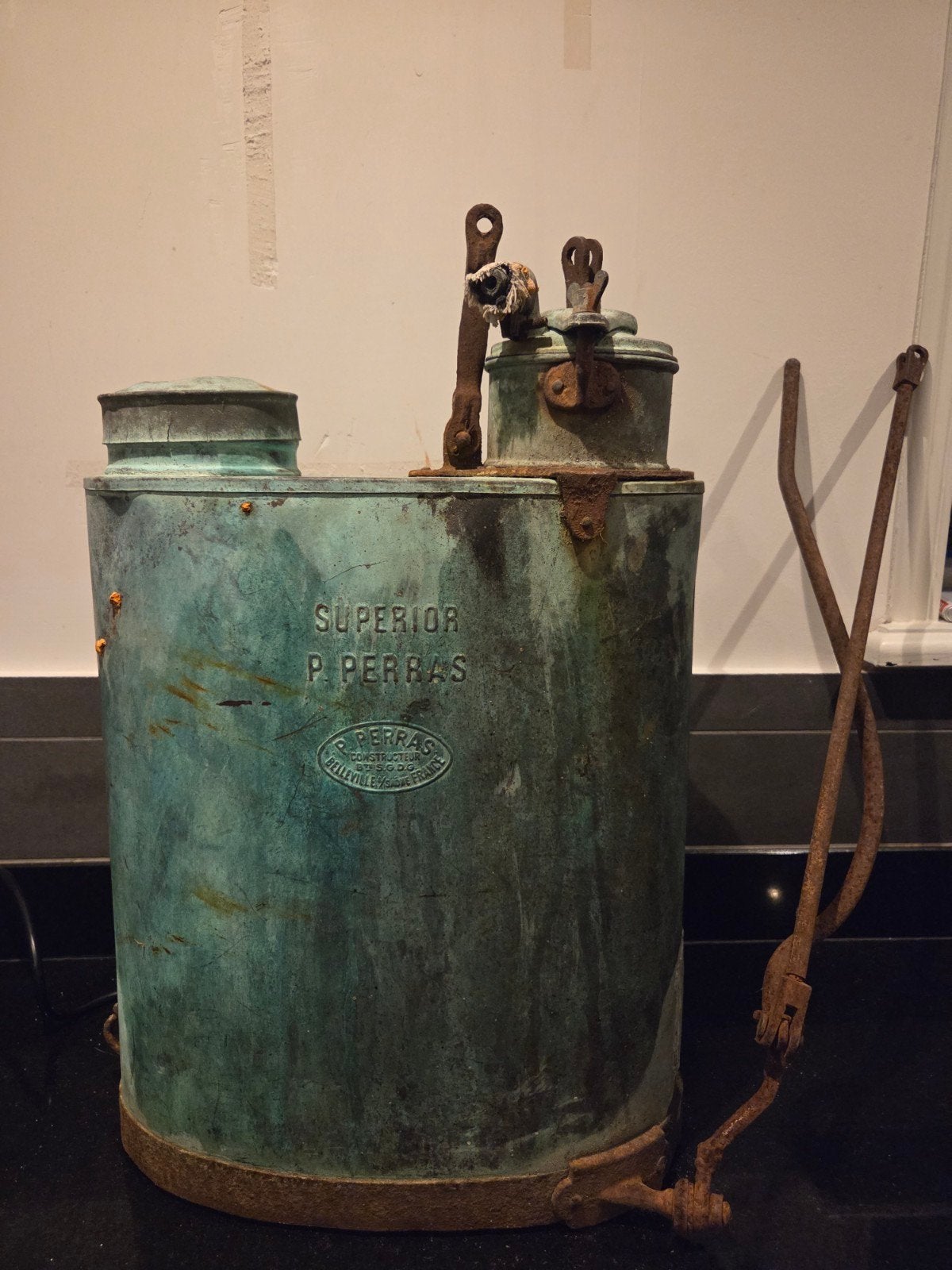 Antieke koperen rugspuit Superior P. Perras, Ophalen