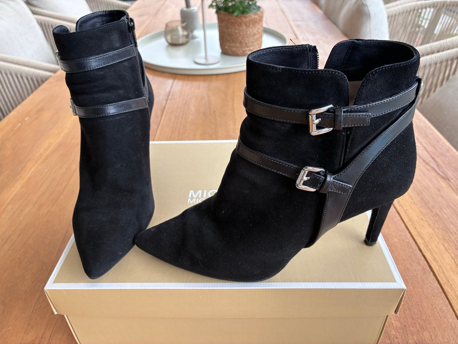 Michael Kors zwarte suède enkellaarzen met hak, Kleding | Dames, Schoenen, Ophalen of Verzenden, Zo goed als nieuw, Zwart, Lage of Enkellaarzen