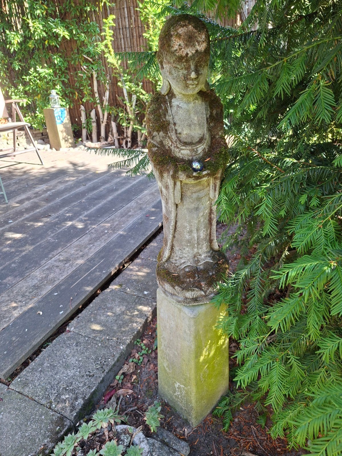 Boedabeeld op sokkel, Ophalen, Beton, Boeddhabeeld