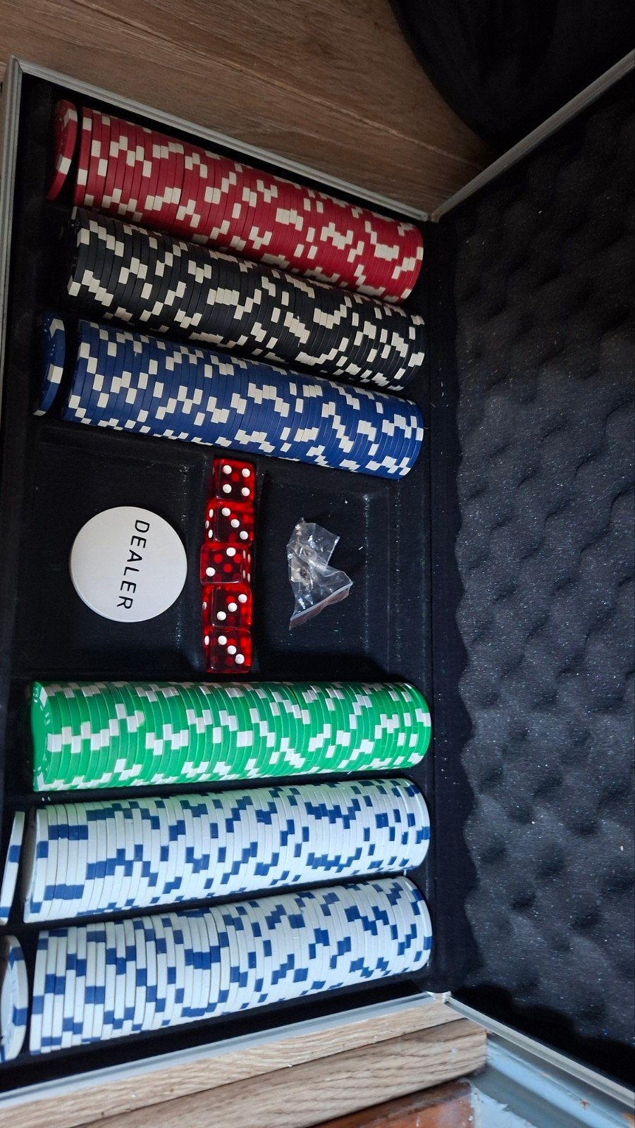 Pokerset in aluminium koffer met 300 chips en dobbelstenen, Vijf spelers of meer, Ophalen of Verzenden, Gebruikt