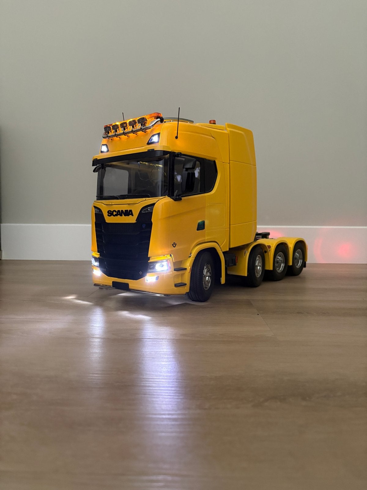 Tamiya Scania 8x4 RC Truck met afstandsbediening 2 accus, Elektro, Schaal 1:14, Ophalen of Verzenden, Zo goed als nieuw