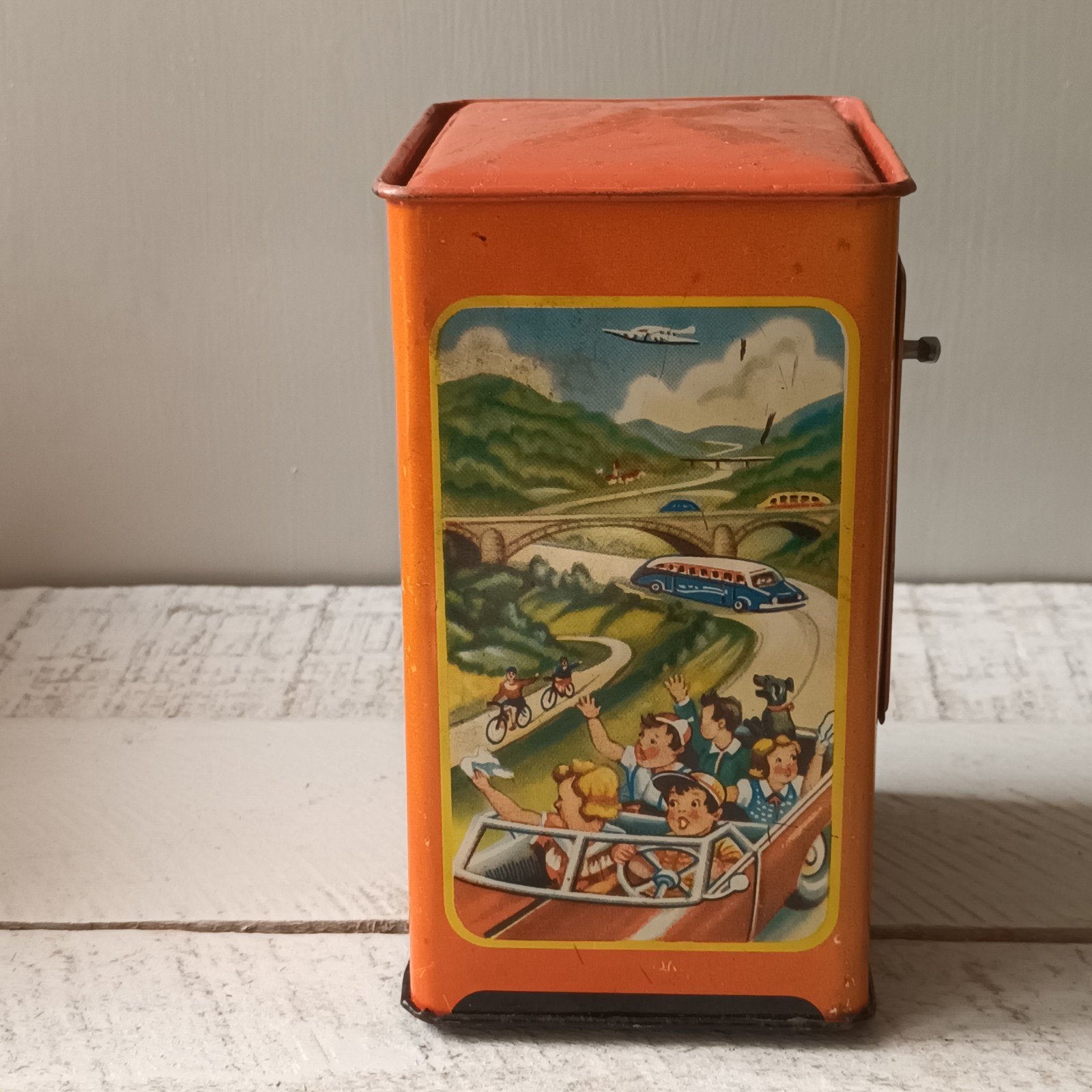 Vintage blikken spaarpot in de vorm van een kluis, Verzamelen, Ophalen of Verzenden, Gebruikt, Metaal of Blik, Overige thema's