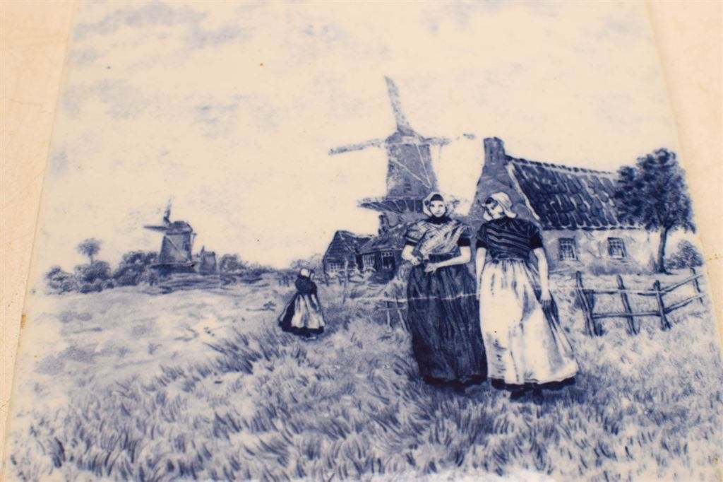 Wandtegel met prent van 2 dames in klederdracht bij een mole, Ophalen of Verzenden, Gebruikt
