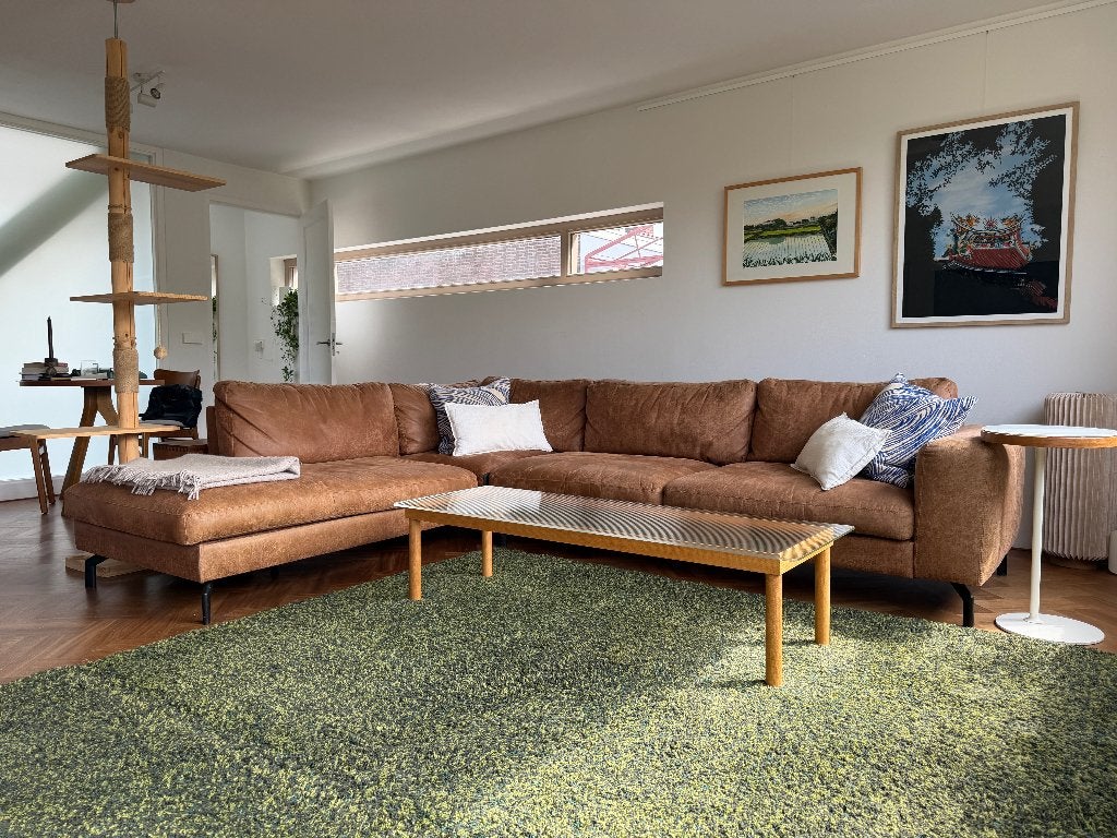 Moderne hoekbank met chaise longue in cognac microleder, Huis en Inrichting, Banken | Bankstellen, Ophalen, 250 tot 300 cm, Gebruikt