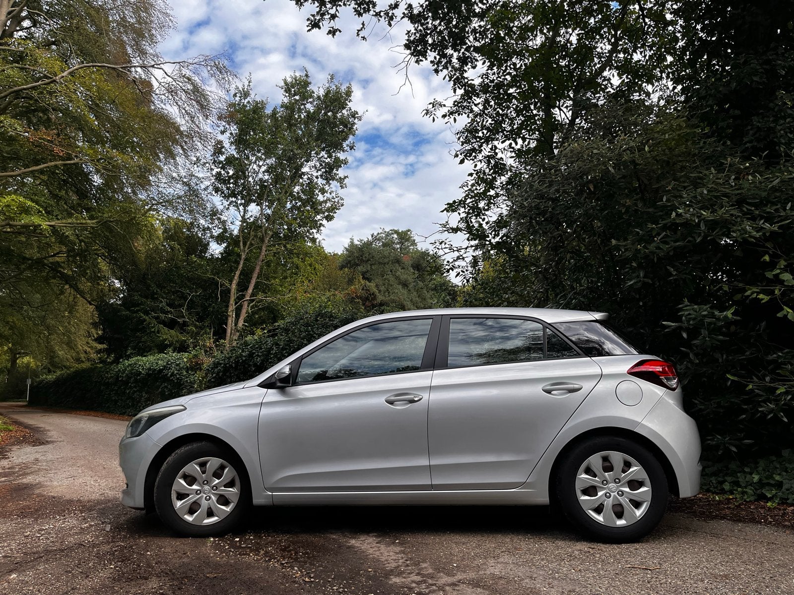 Hyundai i20 1.2i 75PK 5D 2015 Grijs goed onderhouden, Auto's, Zwart, 4 cilinders, Origineel Nederlands, Handgeschakeld
