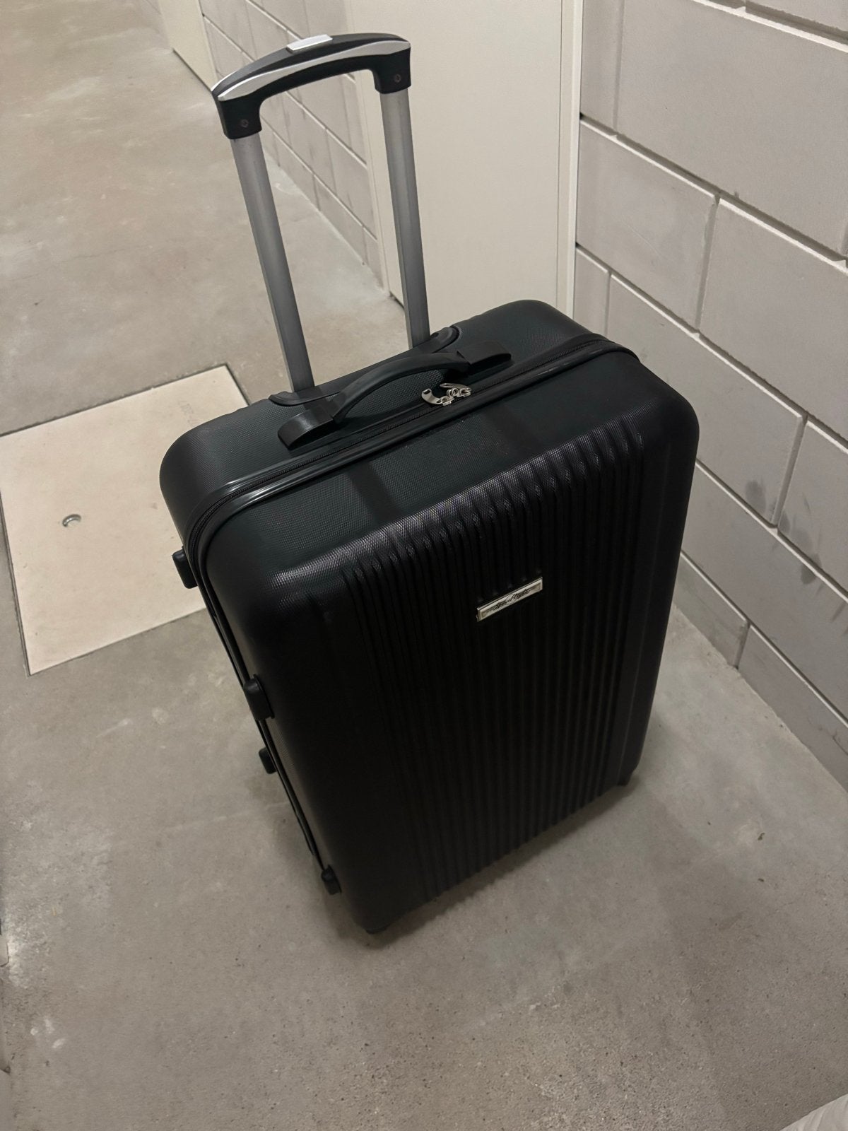 Zwarte koffer met wieltjes en uitschuifbare handgreep, Gebruikt, Hard kunststof, 35 tot 45 cm, Uitschuifbare handgreep