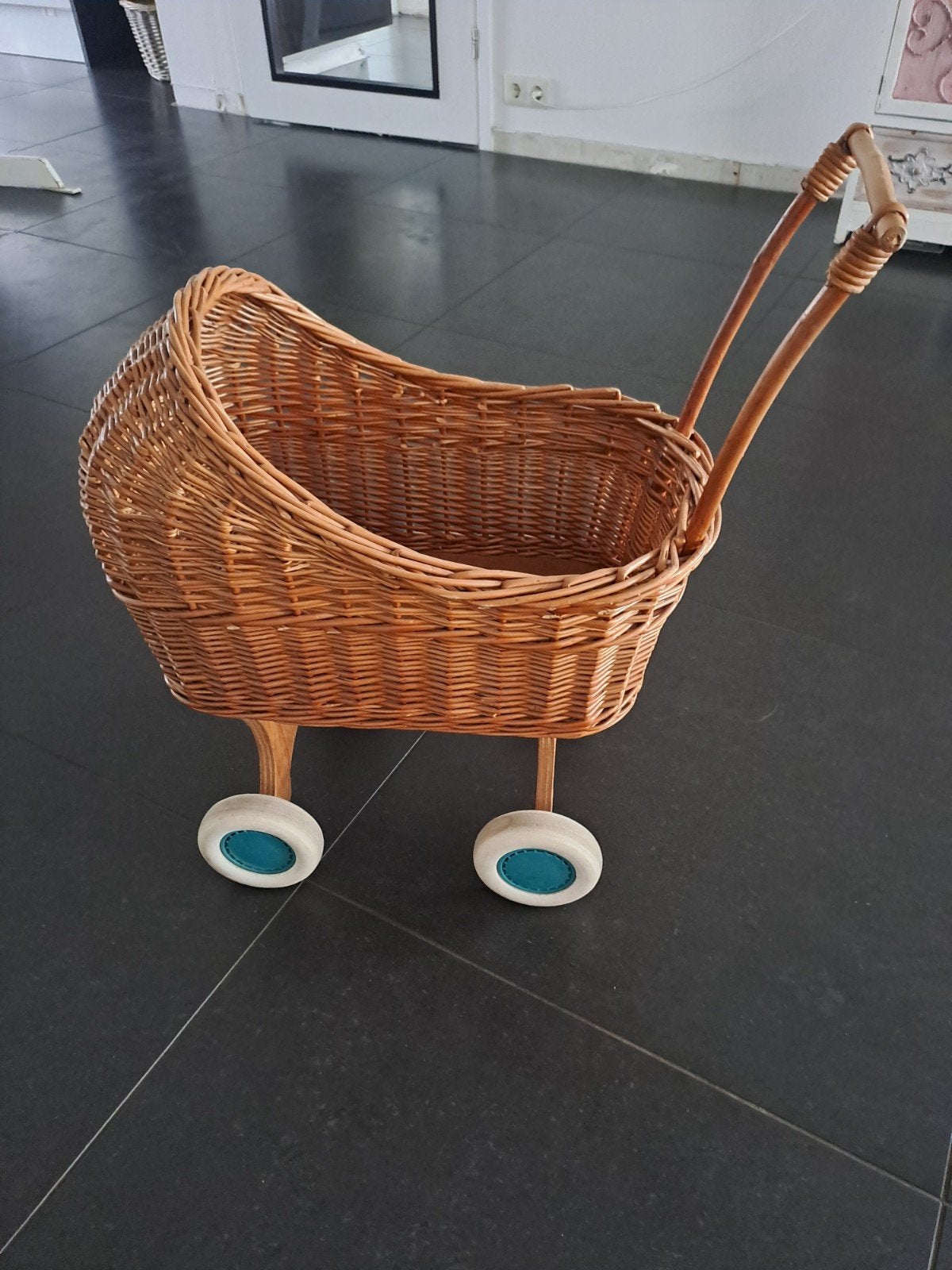 Vintage rieten poppenwagen Perfect voor kleine poppenouders, Ophalen, Gebruikt, Babypop