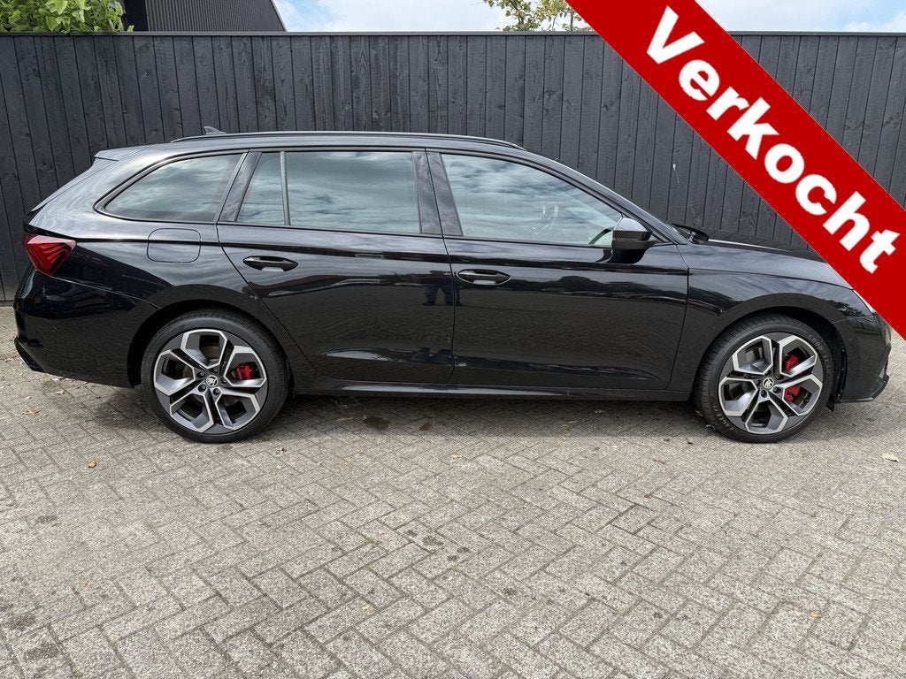 Skoda Octavia Combi 1.4 TSI RS iV PHEV Business (bj 2022), Auto's, Skoda, 12 maanden, Gebruikt, 4 cilinders, Zwart