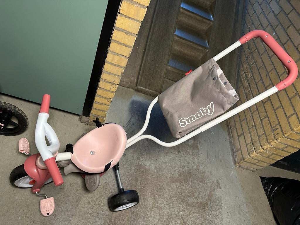 Smoby driewieler met duwstang en verstelbare zitting, Fietsen en Brommers, Fietsen | Driewielers, Ophalen, Zo goed als nieuw, Duwstang