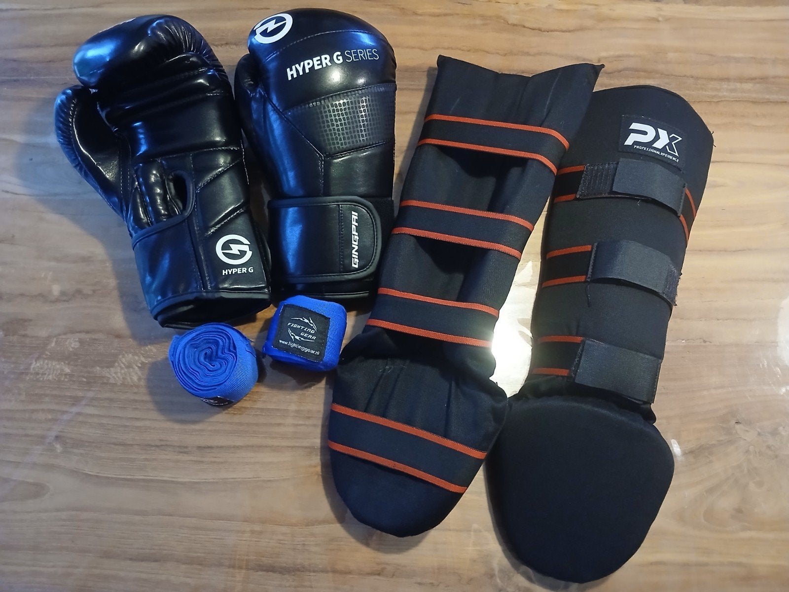 Kickboks set: handschoenen, scheenbeschermers, bandages, Sport en Fitness, Ophalen, Zo goed als nieuw