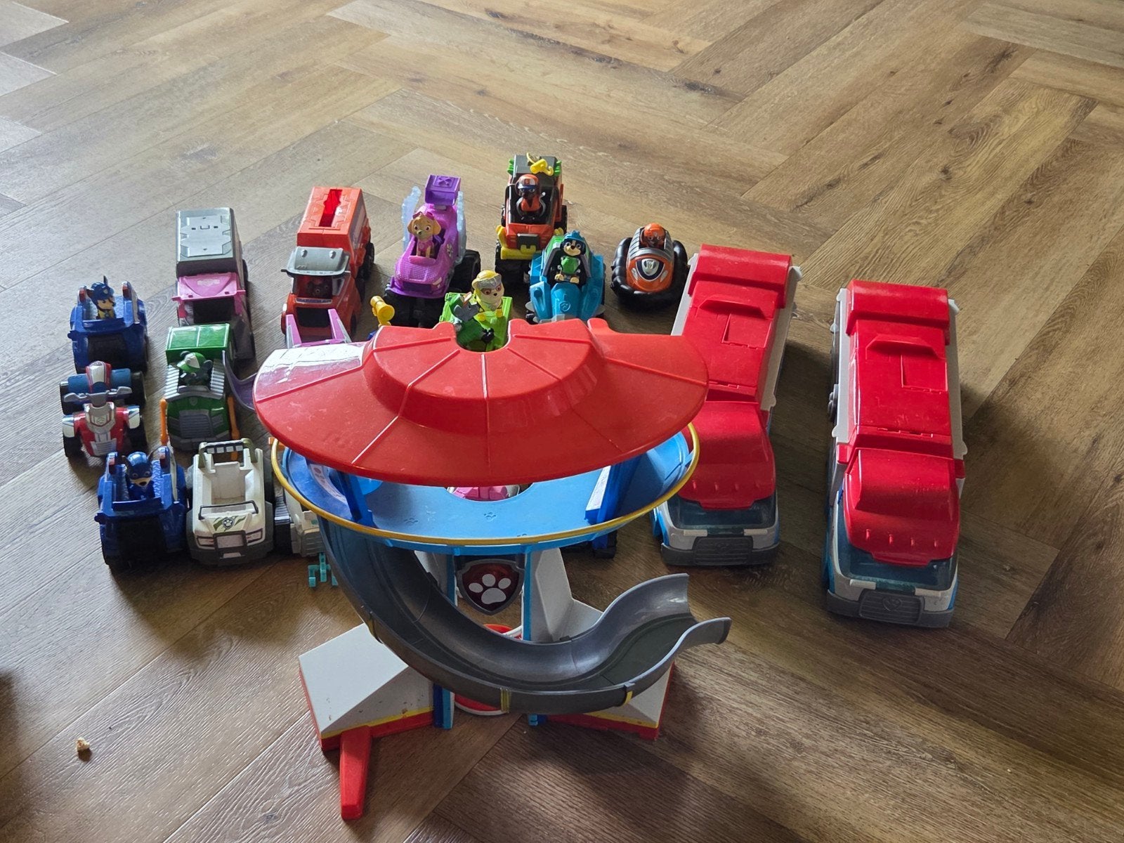 Grote Paw Patrol collectie met uitkijktoren en voertuigen, Kinderen en Baby's, Speelgoed | Speelgoedvoertuigen, Ophalen, Gebruikt