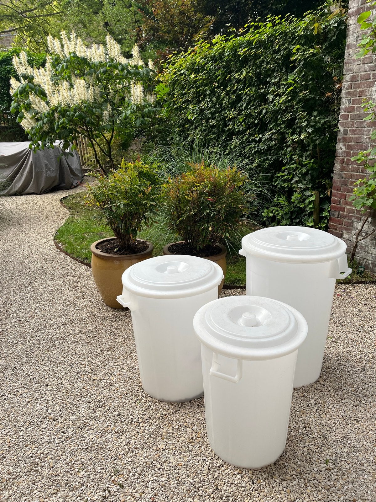 Set van 3 Witte Afvalbakken met Deksel - Diverse Maten, Ophalen, Kunststof, 40 liter of meer, Zo goed als nieuw