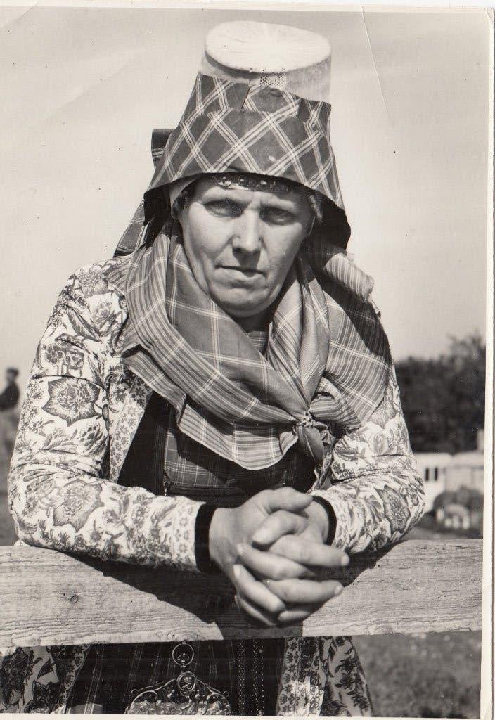 Bas Den Oudsten fotojournalist Leeuwarden 1959 klederdracht, Gebruikt, Foto, Klederdracht, Ophalen of Verzenden
