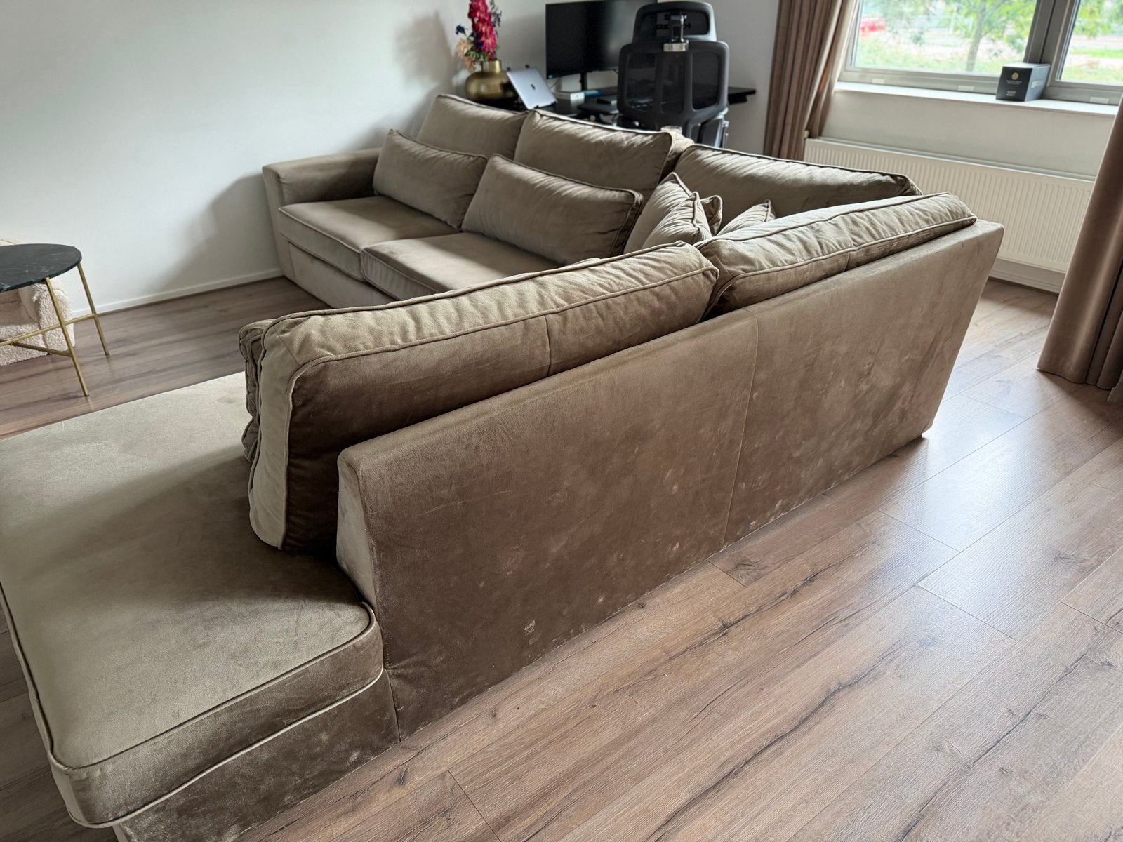 Foto 4 van Ruime Velvet Hoekbank in Silk Champagne - H90xB279xD250 cm