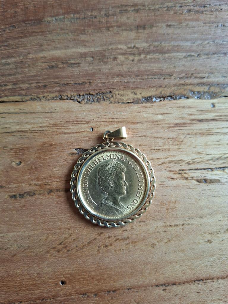 Gouden tientje hanger met Wilhelmina 10 Gulden munt (1913), Overige voorstellingen, Ophalen of Verzenden, Zo goed als nieuw, Goud