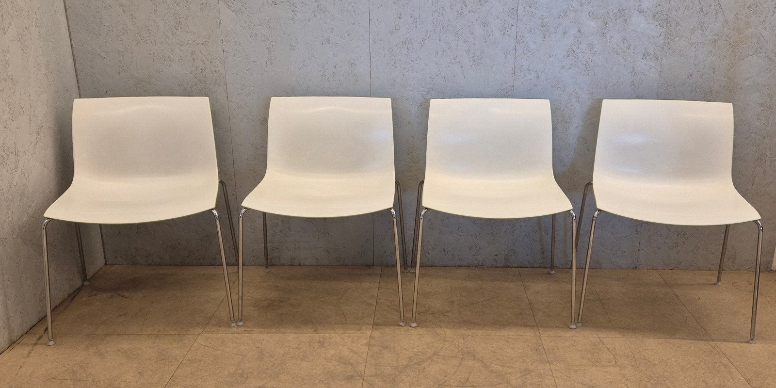 4x Arper design stoelen groen/wit – set van 4, Ophalen, Kunststof, Gebruikt, Overige kleuren