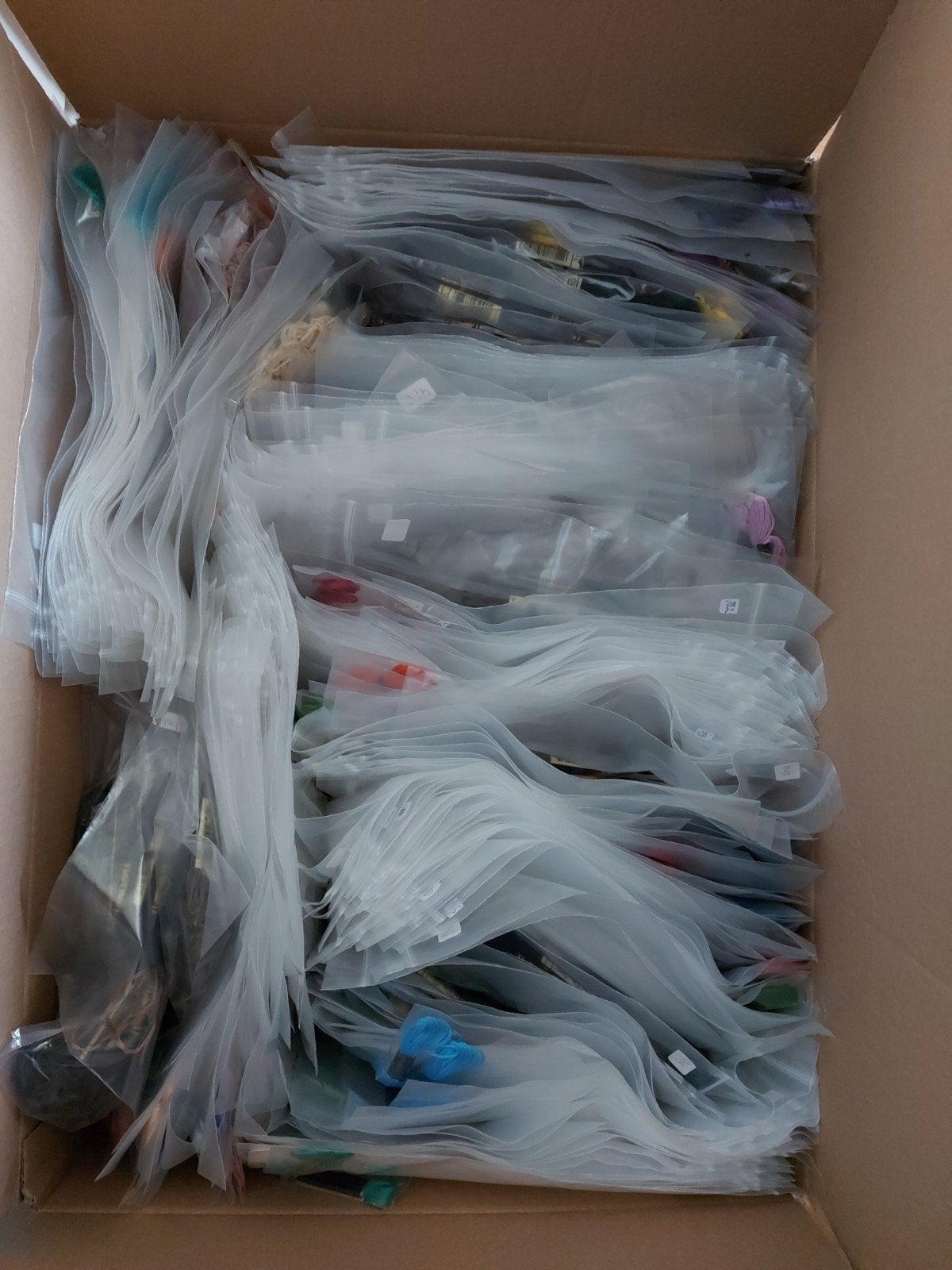 Grote doos met 1053+ DMC borduurgaren strengetjes, Ophalen of Verzenden, Nieuw, Garen of Naald(en)