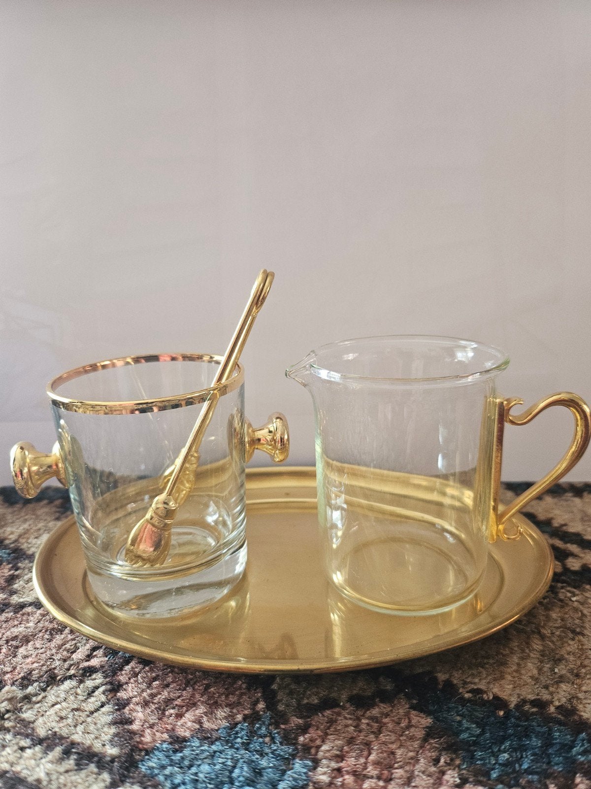 Glazen melk en suiker set met messing details en dienblad, Antiek en Kunst, Ophalen of Verzenden