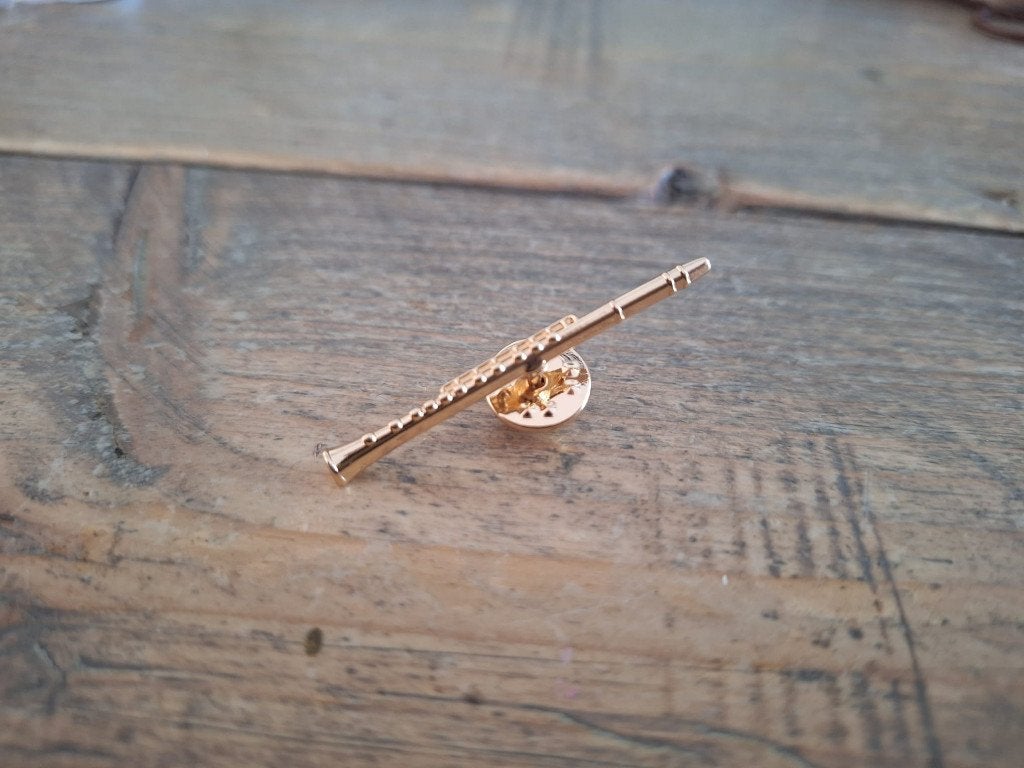 1 mooie goud kleurige pin van een blokfluit te koop, Ophalen of Verzenden, Nieuw, Overige onderwerpen, Speldje of Pin