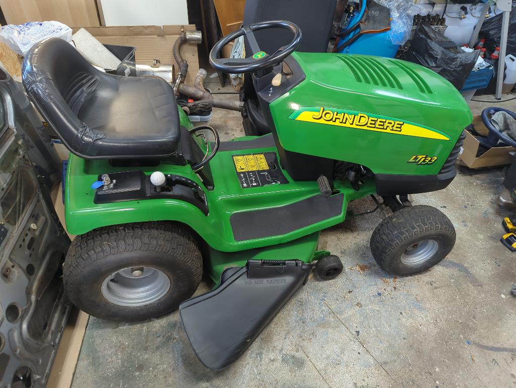 John Deere LT133 zitmaaier, Tuin en Terras, Zitmaaiers, Gebruikt, Versnellingen, 90 tot 120 cm, Ophalen