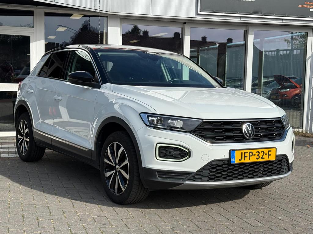 Volkswagen T-Roc 1.5 TSI DSG 150PK | Carplay | ACC | PDC, 1254 kg, Stof, Zwart, 4 cilinders