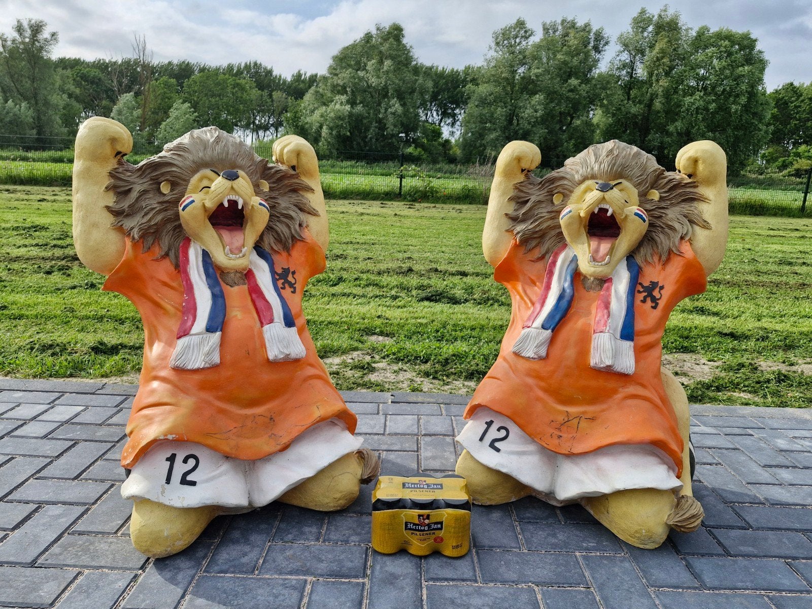 2 enorme Nederlandse Oranje leeuwen  WK FIFA 1 meter hoog, Ophalen of Verzenden, Zo goed als nieuw, Overige sporten, Overige typen