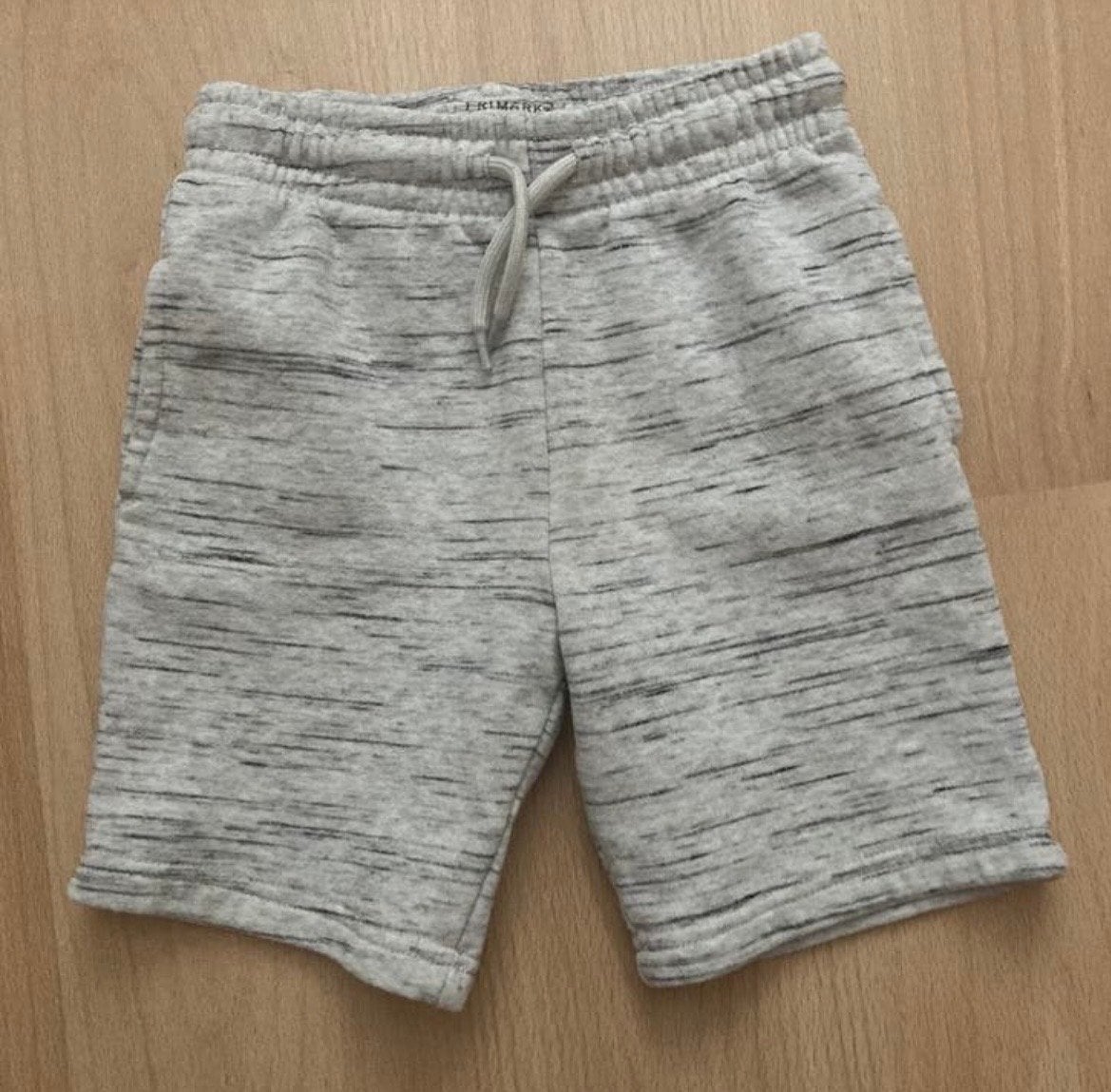 Grijze jogging short maat 116 - PRIMARK, Kinderen en Baby's, Kinderkleding | Maat 116, Ophalen of Verzenden, Zo goed als nieuw