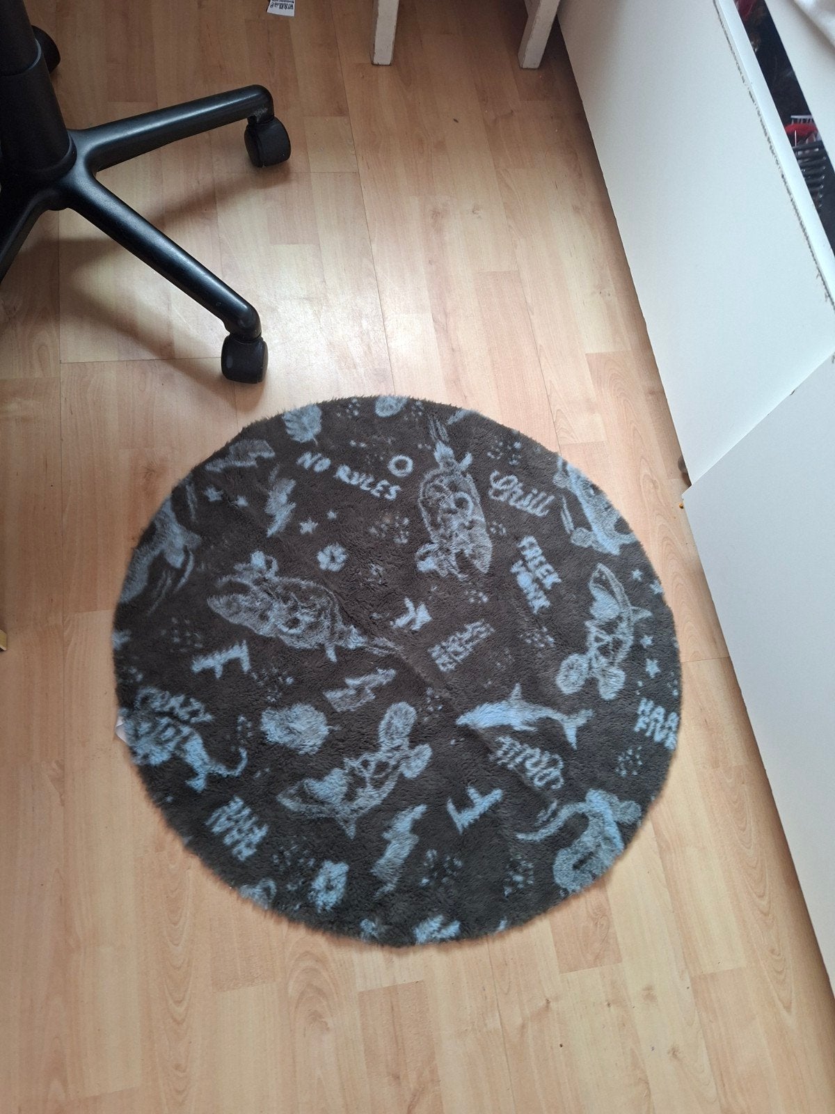 Rond vloerkleed met print - Donkergrijs/Blauw, Huis en Inrichting, Stoffering | Tapijten en Kleden, Grijs, Modern, Speels, Rond