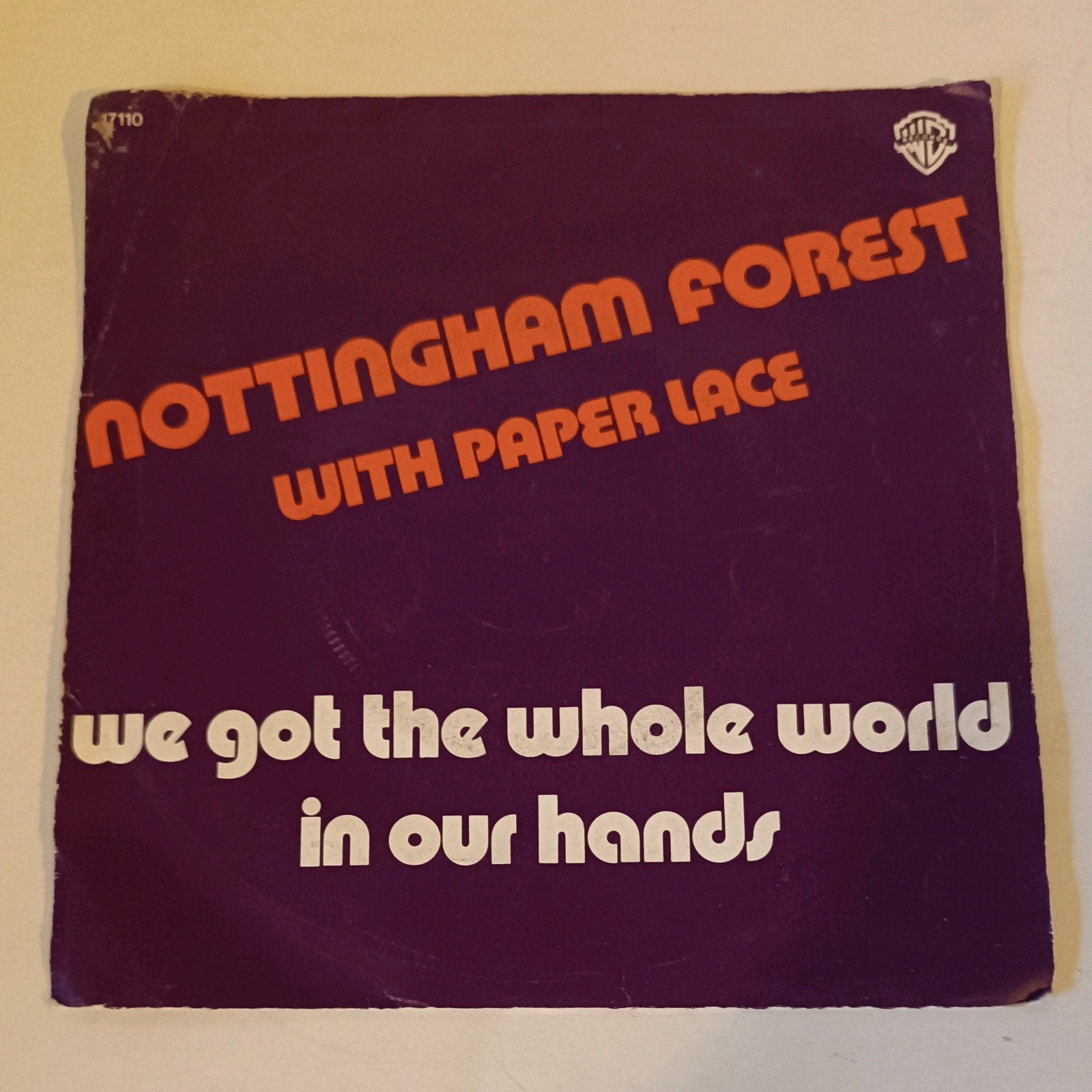 Nottingham Forest met Paper Lace - We Got The Whole World, Cd's en Dvd's, Vinyl Singles, Gebruikt, Originele persing, 7 inch, Single