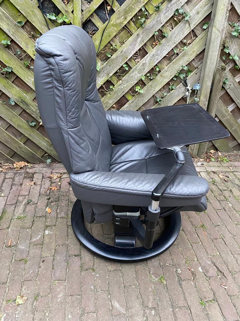 Lederen stoel fauteuil.Stressless Ekornes. Donke grijs/zwart, Ophalen, 75 tot 100 cm, Zo goed als nieuw, 50 tot 75 cm