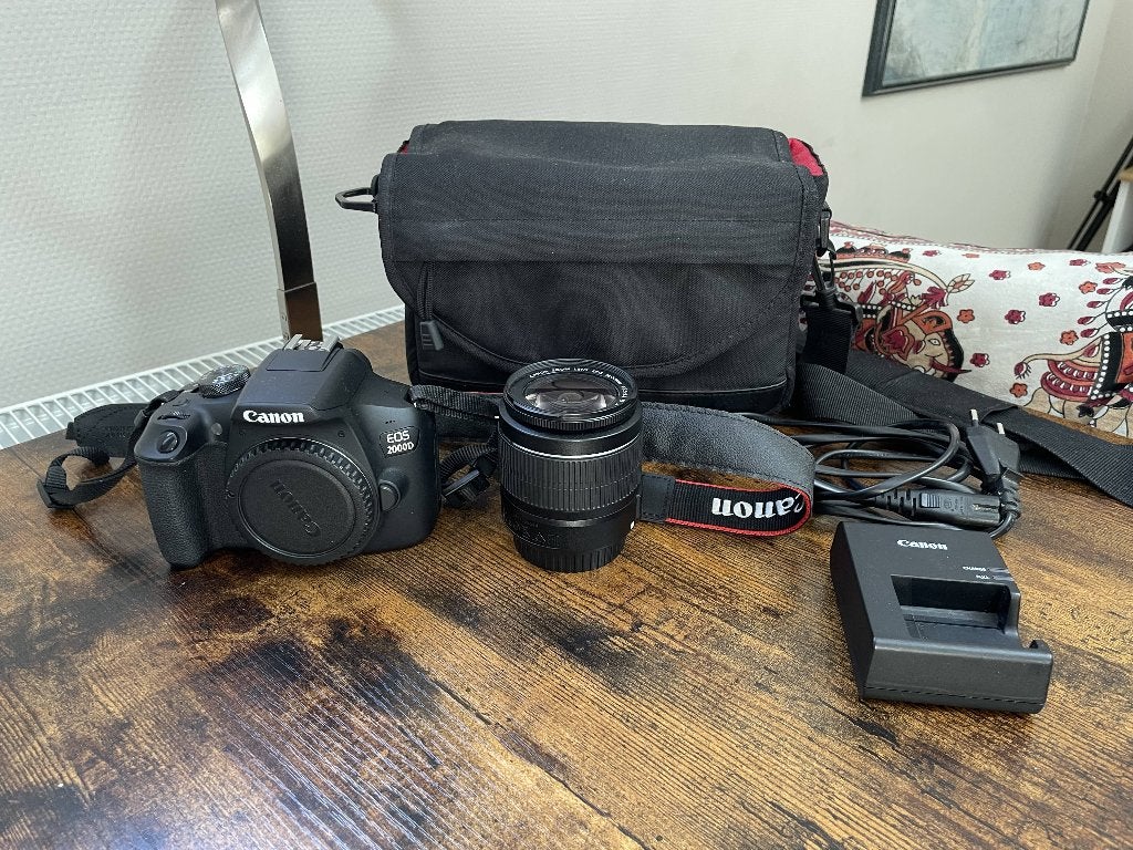 Canon EOS 2000D Reflex Camera with 18-55mm lens, Gebruikt, Canon, Ophalen of Verzenden, Lensdop