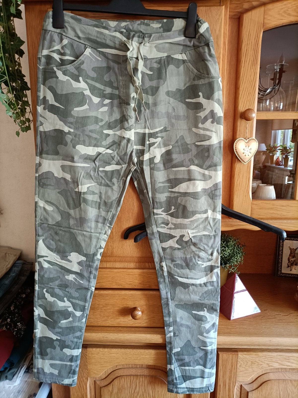 Legergroene broek 1 maat, Maat 38/40 (M), Ophalen of Verzenden, Zo goed als nieuw, Lang