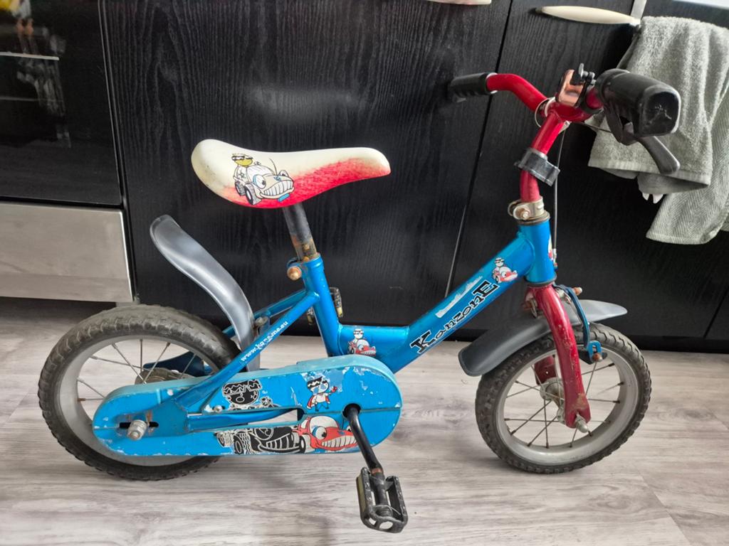 Kinderfiets 12 inch - Blauw met rode accenten, Terugtraprem, Gebruikt, Ophalen of Verzenden, Minder dan 16 inch