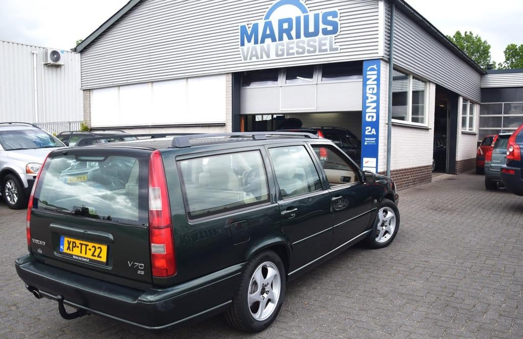 Volvo V70 2.5-10v Automaat 144 pk, Auto's, Volvo, Gebruikt, Beige, Leder en Stof, Metallic lak