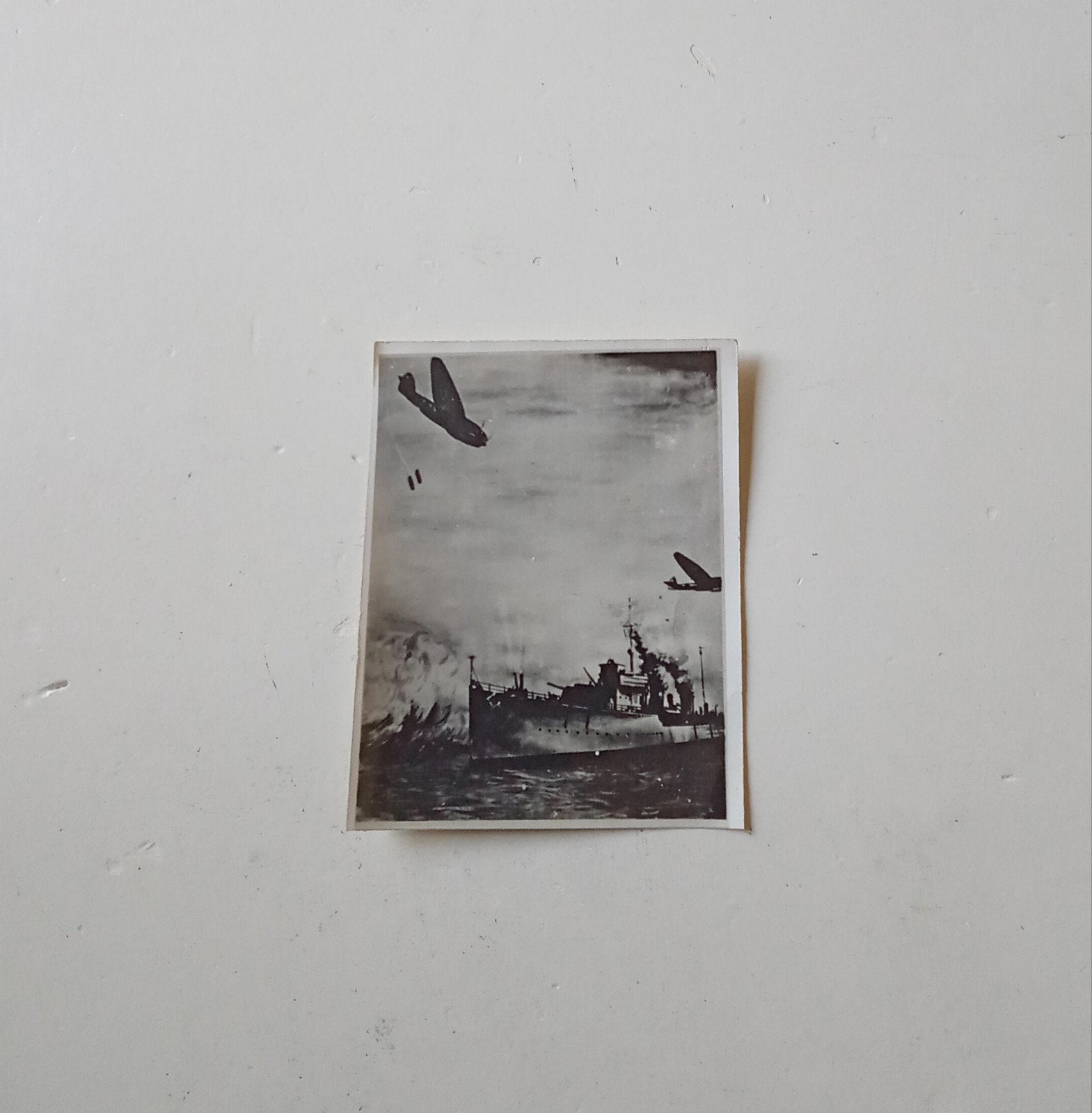Foto Torpedojager Van Galen in gevecht met Stuka's, Ophalen, Gebruikt, Foto, 1940 tot 1960