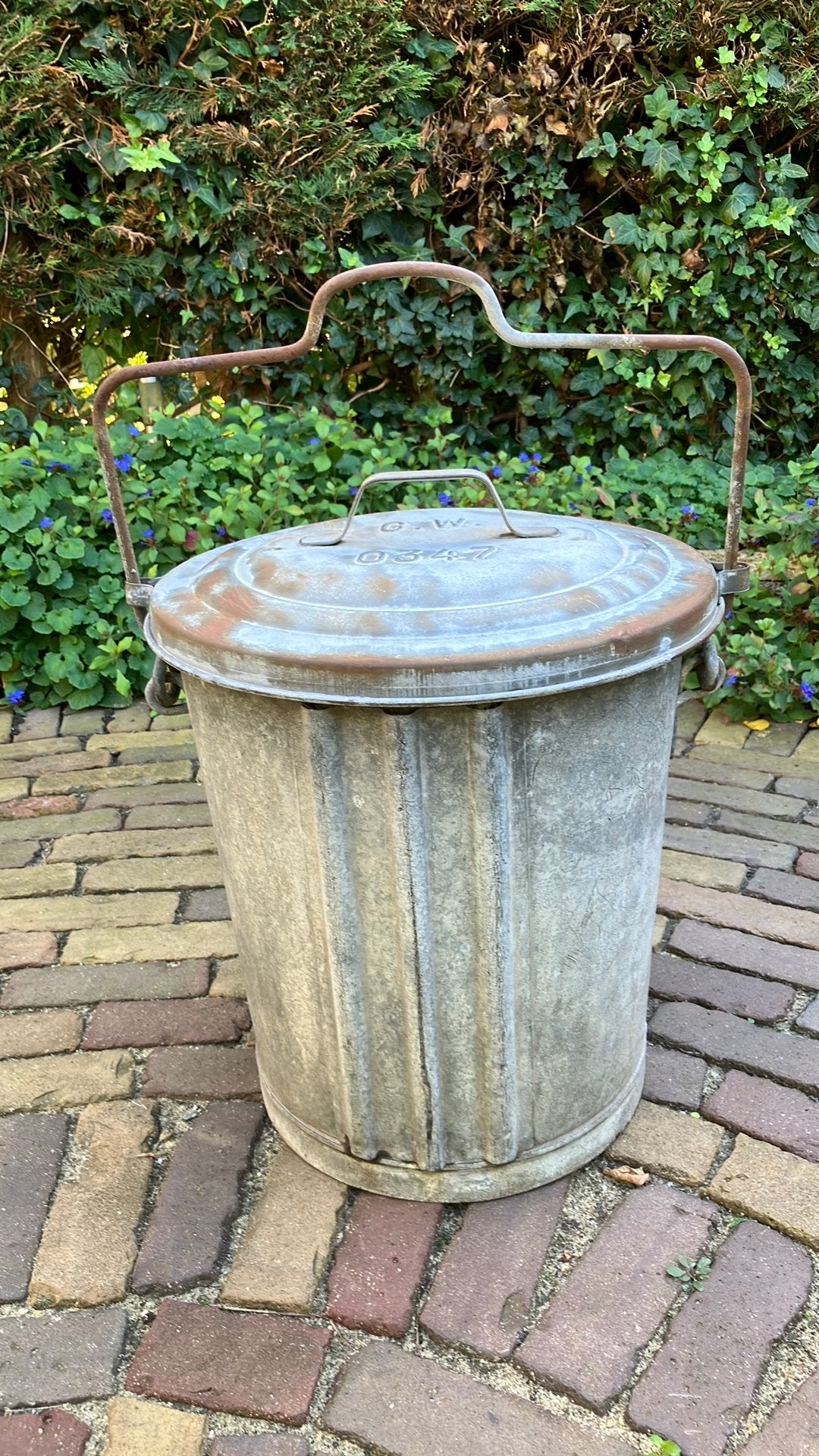 Zinken vuilnisbak, Ophalen