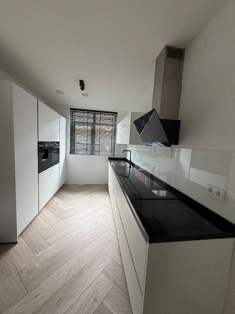 Moderne greeploze keuken wit/zwart met Siemens apparatuur, Huis en Inrichting, Ophalen, Wit, Dubbelwandige keuken, Zo goed als nieuw