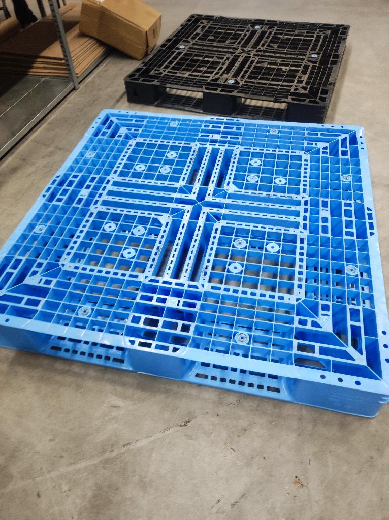 Plastic pallets - 120x120, Ophalen, Gebruikt, 100 cm of meer, 60 cm of meer