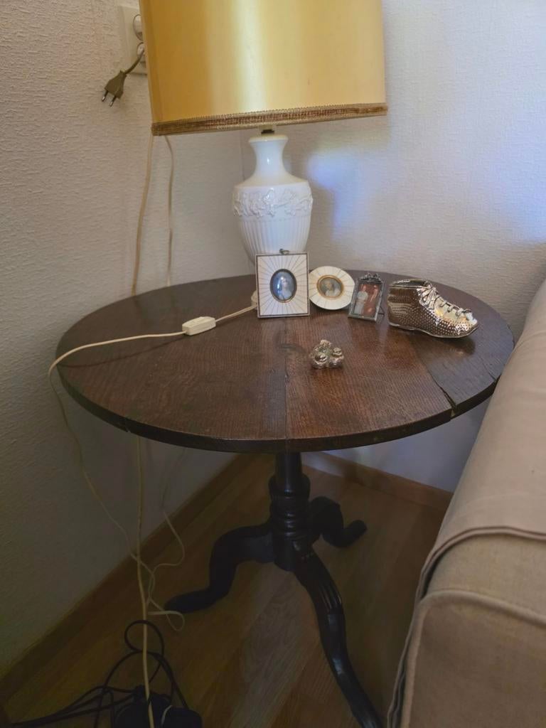 Antieke ronde bijzettafel met gedraaide poot, Ophalen of Verzenden