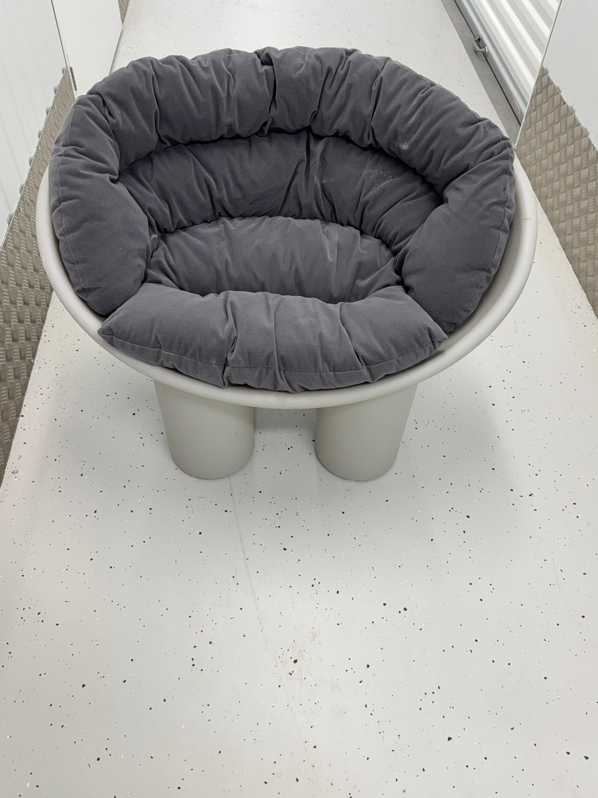 Roly Poly Kuipstoel met Grijs Kussen, Huis en Inrichting, Stoelen, Kunststof, Gebruikt, Wit, Ophalen of Verzenden