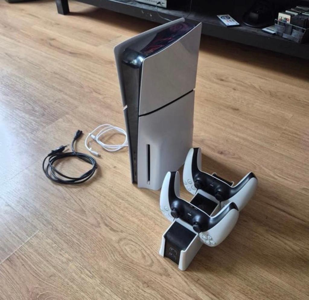 Playstation 5 met 2 controllers en oplaadstation, Ophalen of Verzenden, Zo goed als nieuw, Playstation 5