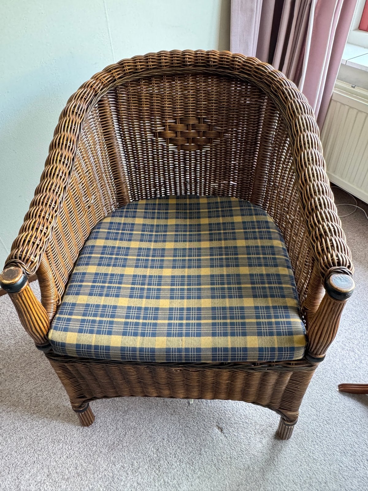 Vintage rotan fauteuil met geruit kussen, Huis en Inrichting, Ophalen, Gebruikt, Bruin, Riet of Rotan