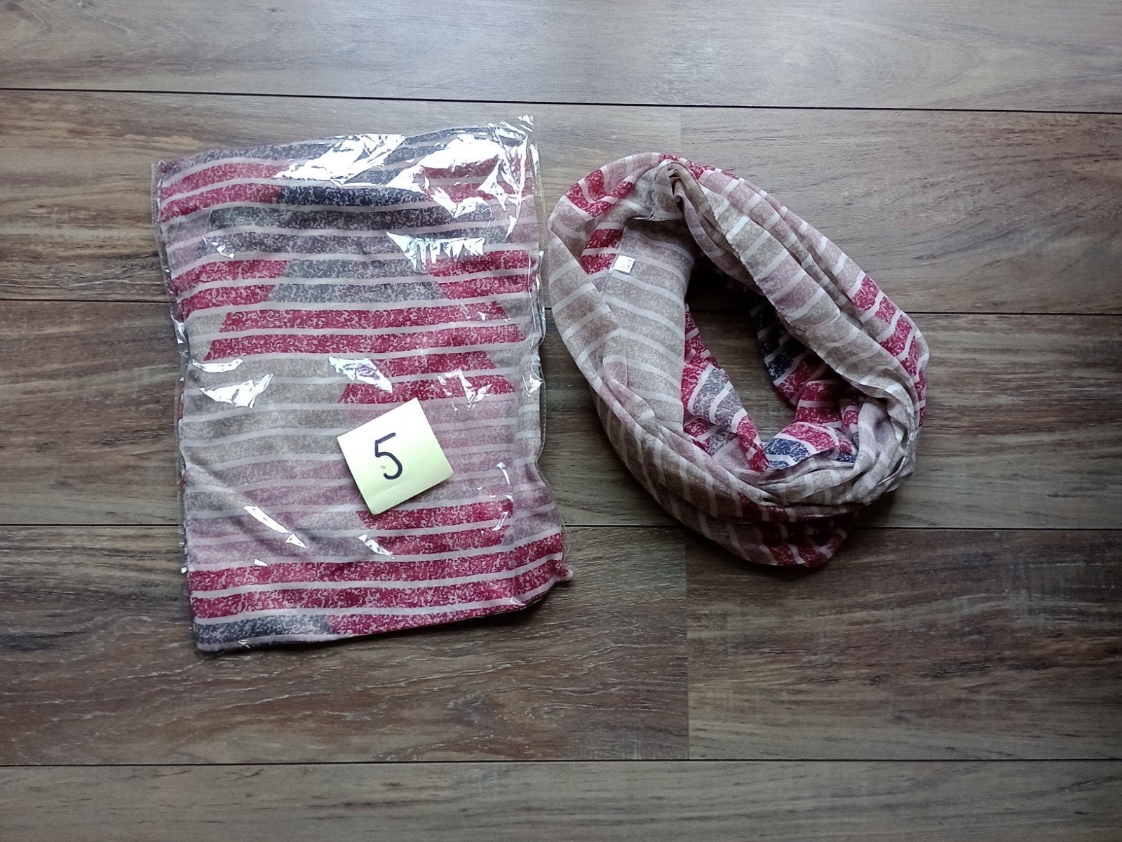 Ronde sjaal. Gestreept. Colsjaal. Rood met blauw. Nieuw. 5, Ophalen of Verzenden, Nieuw, Sjaal