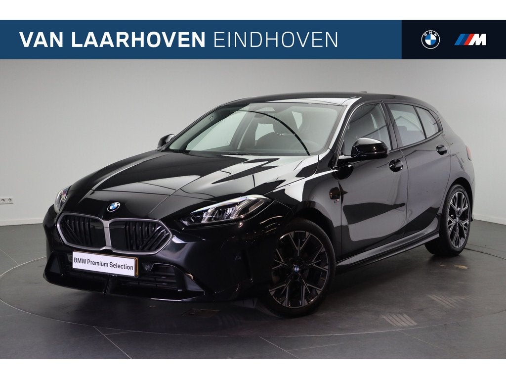 BMW 1 Serie 120 M Sport Automaat / Sportstoelen / Achteruitr, Gebruikt, 156 pk, Met garantie (alle), Parkeersensor