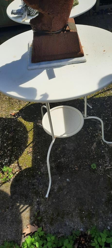 Wit metalen tuintafel, rond, Tuin en Terras, Tuinsets en Loungesets, Gebruikt, Tuinset, Overige materialen, 2 zitplaatsen, Eettafel
