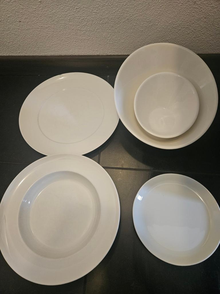 Gratis wit servies: borden en schotels voor klein budget, Huis en Inrichting, Keuken | Servies, Ophalen, Gebruikt, Keramiek, Effen