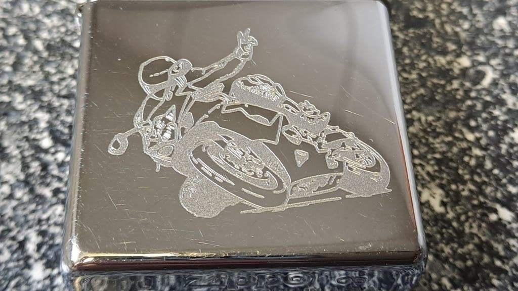 Zippo aansteker met motorrijder gravure, Onbekend, Ophalen of Verzenden, Onbekend, Onbekend
