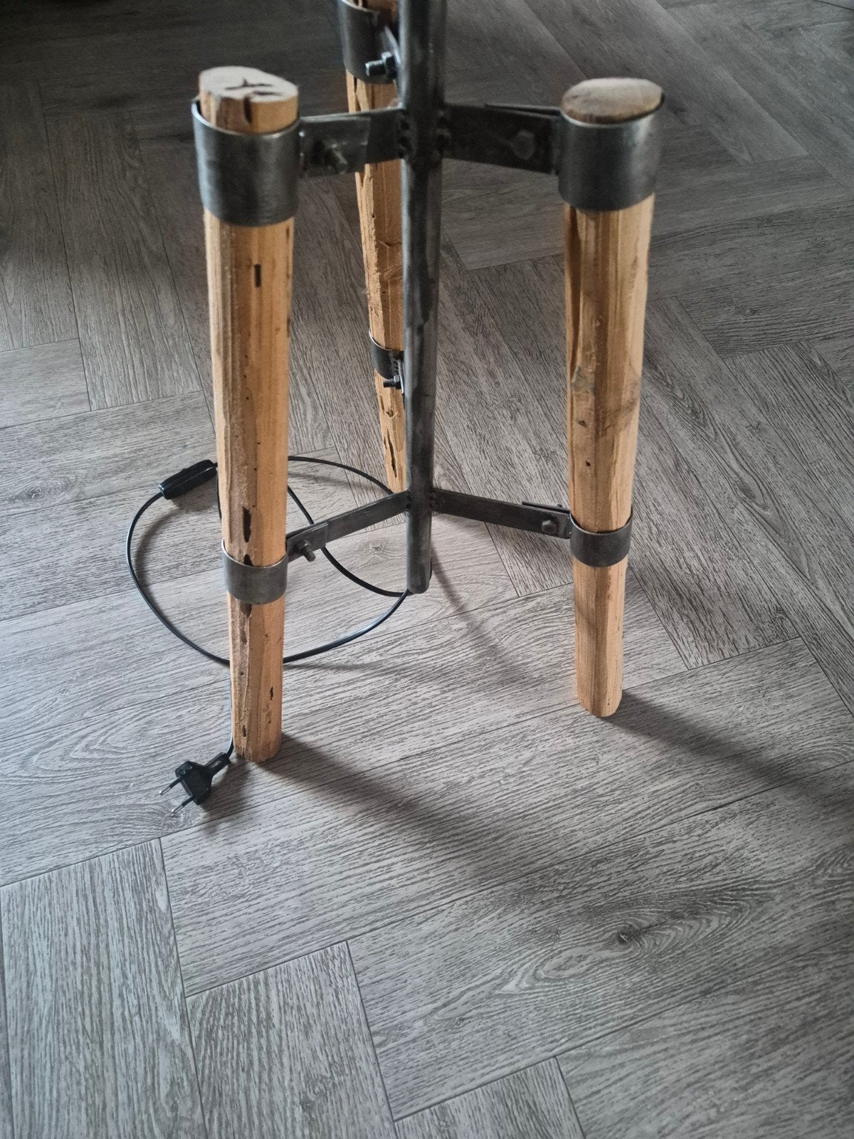 Grote tafellamp met houten poten., Ophalen, Gebruikt, Overige merken, Met kap